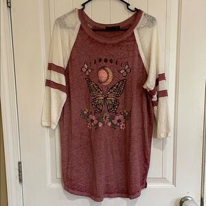 Cactus and Pearl 1X Butterfly Print Raglan Sleeve Top
EUC